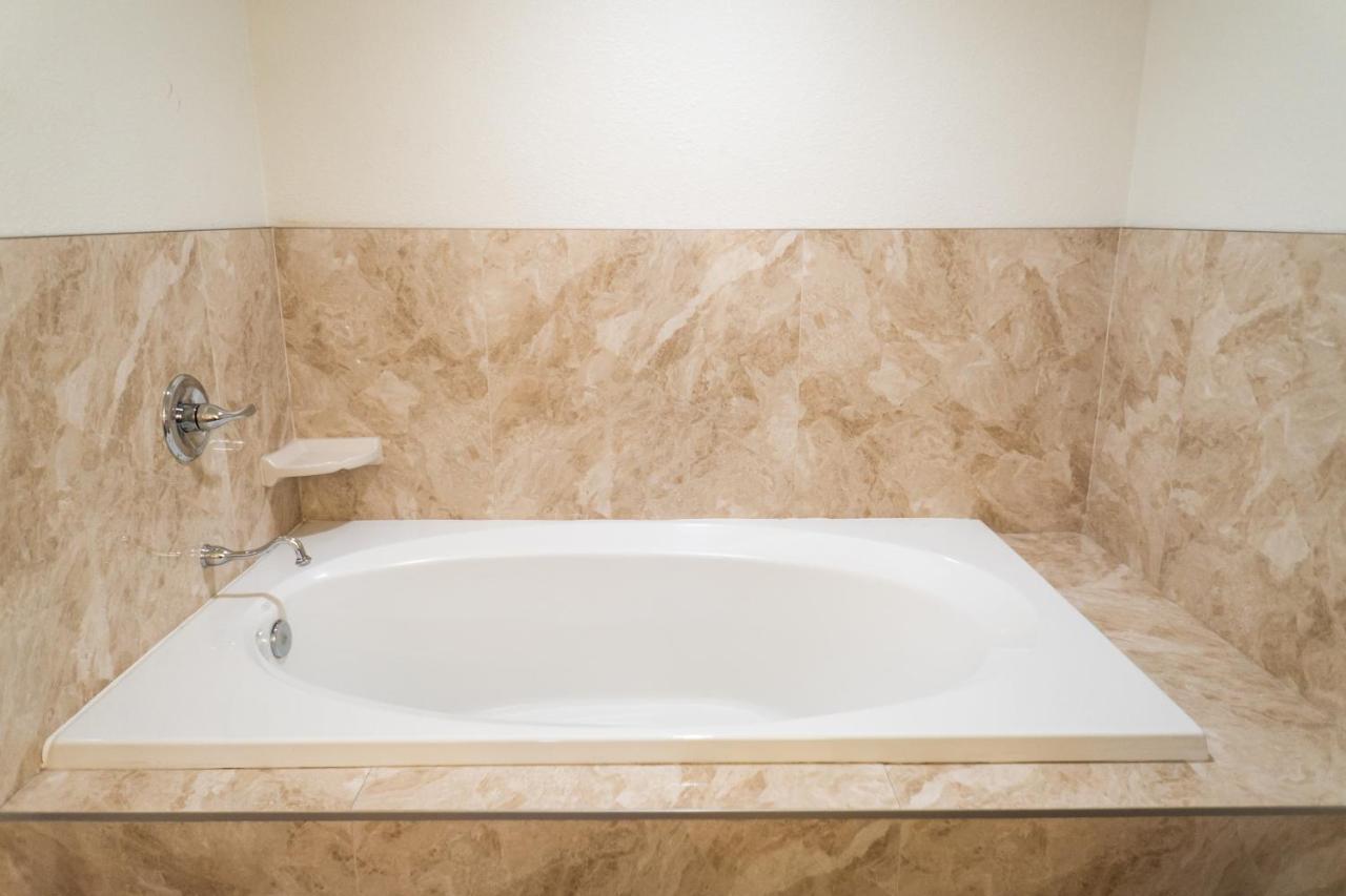 Maywood Inn Екстер'єр фото