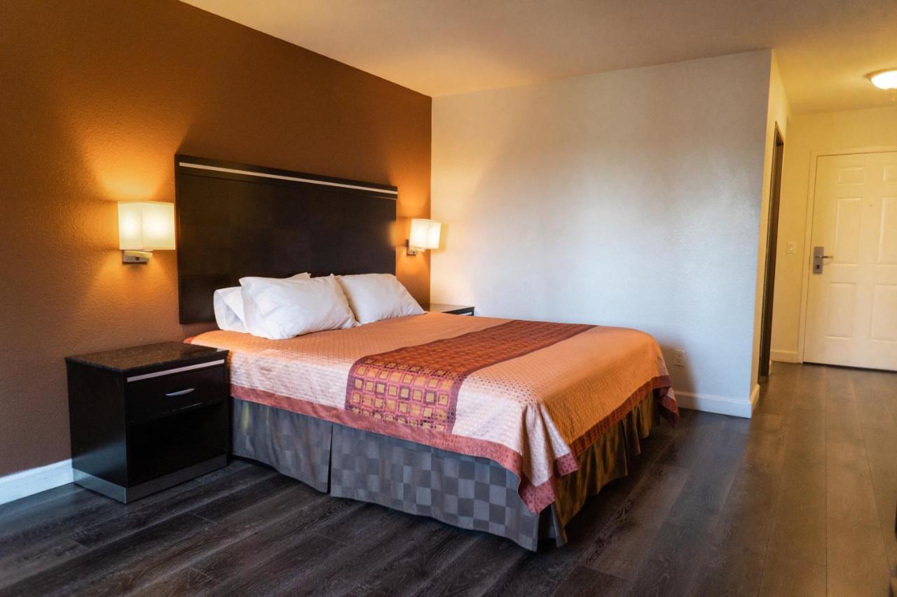 Maywood Inn Екстер'єр фото