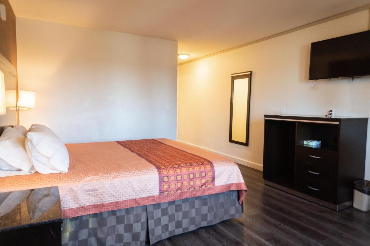 Maywood Inn Екстер'єр фото